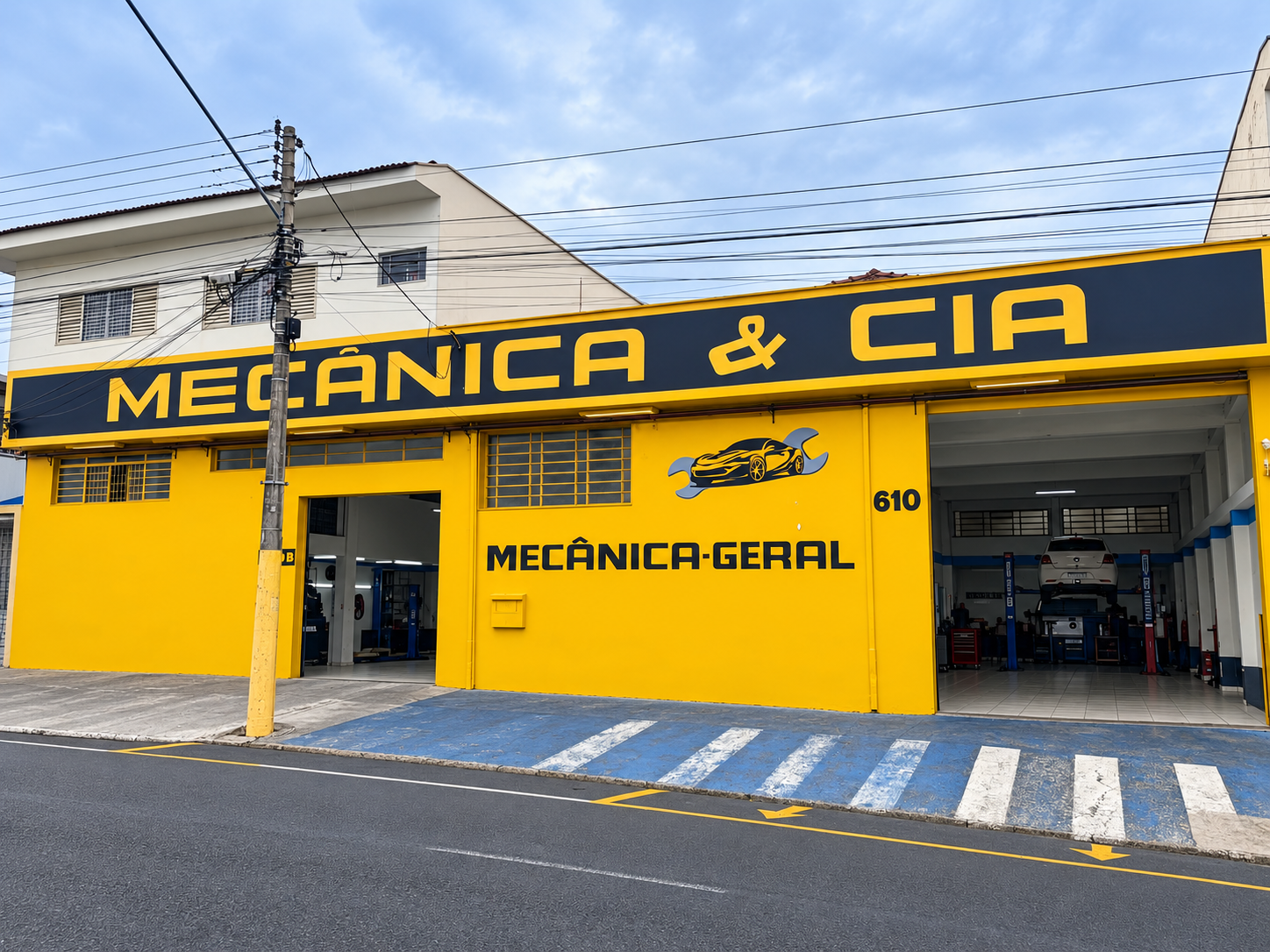 Fachada amarela da Mecânica & Cia na Rua Dr. Coutinho Cavalcante, 610